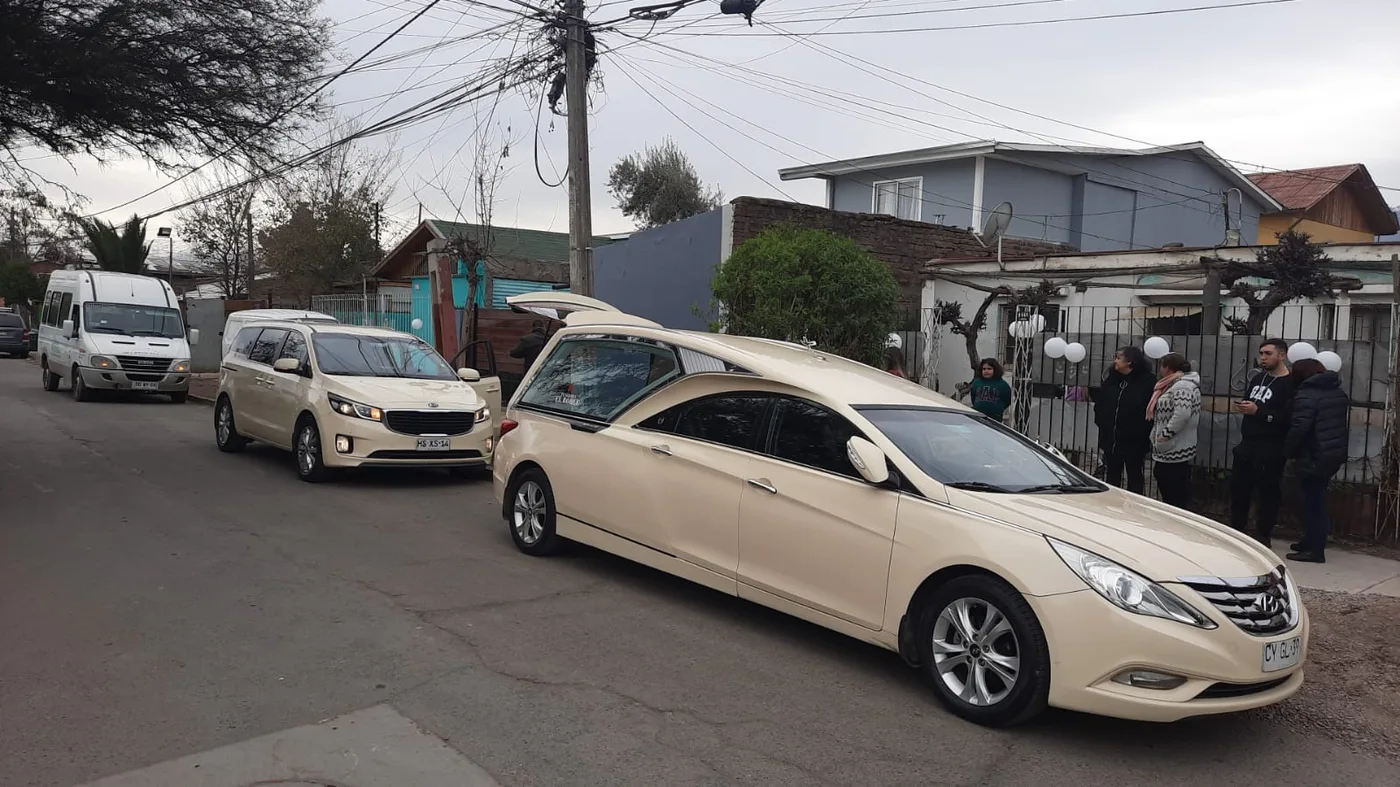 Carroza panorámica y vehículos de acompañamiento de Funeraria El Roble
